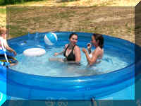 v fr06 3 011 n watching b and mel.JPG (48043 bytes)
