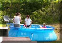 w fr06 2 everybody in pool.JPG (51846 bytes)