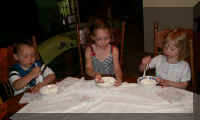 w fr06 2 ice cream eating.JPG (24773 bytes)