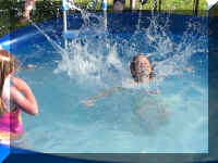 x sun 08 pool spalsh_298_1.JPG (57193 bytes)