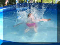 x sun 08 pool splash_297_1.JPG (47355 bytes)