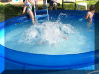 x sun 08 pool splash_309_1.JPG (46262 bytes)
